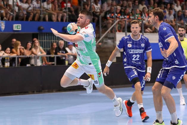 August 14, 2026, xgox, Handball Wartburg Cup: TBV Lemgo vs. Lippe SC Magdeburg, emspor; from left: Elvar Oern Jonsson (Magdeburg), 19 with the ball, plays the ball (Eisenach)