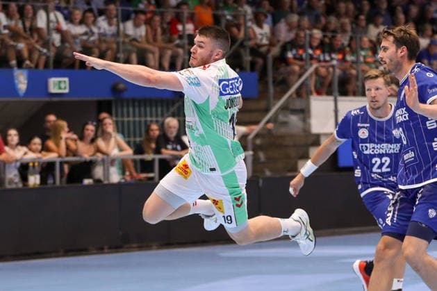 August 14, 2026, xgox, Handball Wartburg Cup: TBV Lemgo vs. Lippe SC Magdeburg, emspor; from left: Elvar Oern Jonsson (Magdeburg), 19 with the ball, plays the ball (Eisenach)