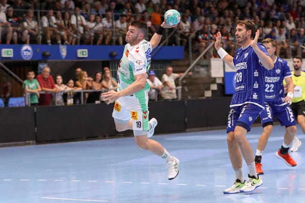 August 14, 2026, xgox, Handball Wartburg Cup: TBV Lemgo vs. Lippe SC Magdeburg, emspor; from left: Elvar Oern Jonsson (Magdeburg), 19 with the ball, plays the ball (Eisenach)