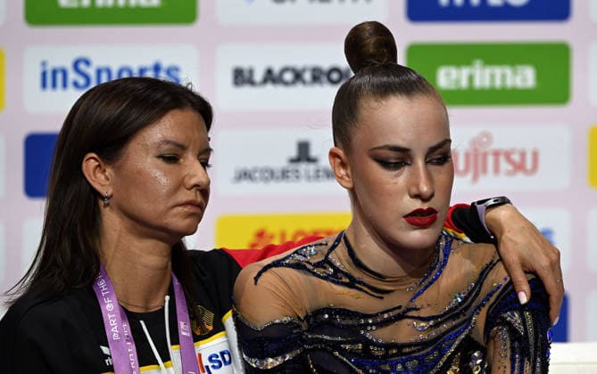 August 14, 2026, xhbx, 2026 Rhythmic Gymnastics World Championships, from left: Coach Julija Raskina, Darja Varfolomeev, Germany, looking disappointed, disappointed DFL DFB REGULATIONS PROHIBIT ANY USE OF PHOTOGRAPHS as IMAGE SEQUENCES and or QUASI-VIDEO Frankfurt am Main