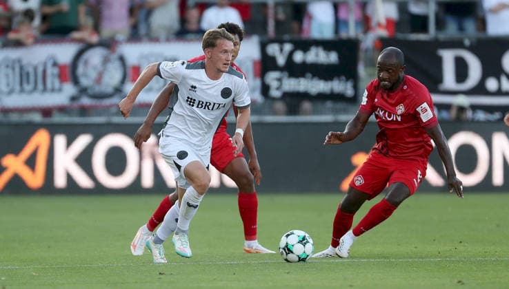August 14, 2026, xfsx, Men s, Soccer, 2026–2027 Season, 3rd Division, Matchday 2: FC Würzburger Kickers vs. SV Wehen Wiesbaden; from left: Fabian Greilinger (SV Wehen Wiesbaden), Liam Omore (FC Würzburger Kickers), David Kinsombi (FC Würzburger Kickers); Würzburg, AKON ARENA, Bavaria, Germany