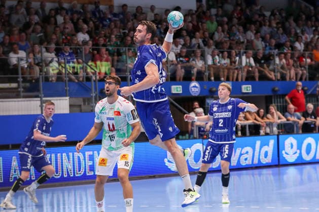 August 14, 2026, xgox, Handball Wartburg Cup: TBV Lemgo vs. Lippe SC Magdeburg emspor; from left: Hendrik Wagner (Lemgo), 28 on the ball, plays the ball (Eisenach)