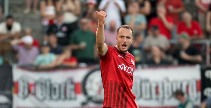 August 14, 2026, xfsx, Men s, Soccer, 2026–2027 Season, 3rd Division, Matchday 2: FC Würzburger Kickers vs. SV Wehen Wiesbaden; from left: Leo Eberle of FC Würzburger Kickers gives instructions, gesticulates with his arms; single frame, Würzburg AKON ARENA, Bavaria, Germany