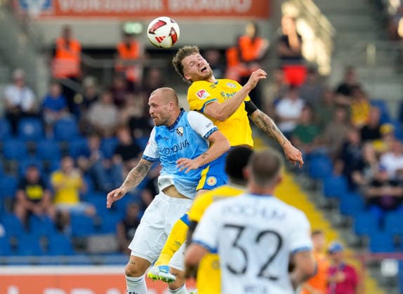 Philipp Hofmann of VfL Bochum 1848, 33, and Kevin Ehlers of Eintracht Braunschweig, 21, jump for a header in the German Bundesliga, Eintracht Braunschweig vs. VfL Bochum 1848, 2. Bundesliga, Matchday 2, 2026–27 season, August 14, 2026. DFL regulations prohibit any use of photographs as image sequences and or quasi-video. GER, Eintracht Braunschweig vs. VfL Bochum 1848, 2. Bundesliga, Matchday 2, 2026–27 season, August 14, 2026, Braunschweig Copyright: xEibner-Pressefoto ScottxColemanx EP_SCN