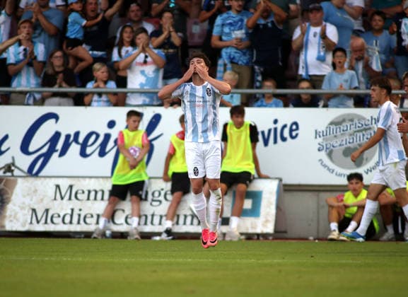 Soccer, Men s, Bavarian Regional League, 2026–2027 Season, FC Memmingen vs. TSV 1860 Munich, at Arena Park in Memmingen Stadium; 0–2 goal by Lance Fiedler of TSV 1860 Munich; celebration, joy, a kiss