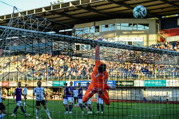 Bavarian Regional League: Wacker Burghausen vs. TSV Schwaben Augsburg, Burghausen, August 14, 2026; Maximilian Reil, TSV Schwaben Augsburg, 1 stretches mightily to block Burghausen’s dangerous free kick, Burghausen, August 14, 2026 Matchday 4 of the Bavarian Regional League, Wacker Burghausen vs. TSV Schwaben Augsburg, Burghausen, Flatbuy Stadium Copyright: xBEAUTIFULxSPORTS Märklx