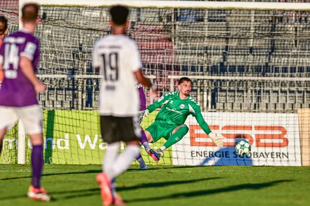 Bavarian Regional League: Wacker Burghausen vs. TSV Schwaben Augsburg, Burghausen, August 14, 2026; Markus Schöller, SV Wacker Burghausen, 1 has no chance against Johannes Rehwald’s shot for TSV Schwaben Augsburg; 37’ – 0–1 for Schwaben, Burghausen, August 14, 2026, Matchday 4 of the Bavarian Regional League: Wacker Burghausen vs. TSV Schwaben Augsburg, Burghausen, Flatbuy Stadium Copyright: xBEAUTIFULxSPORTS Märklx