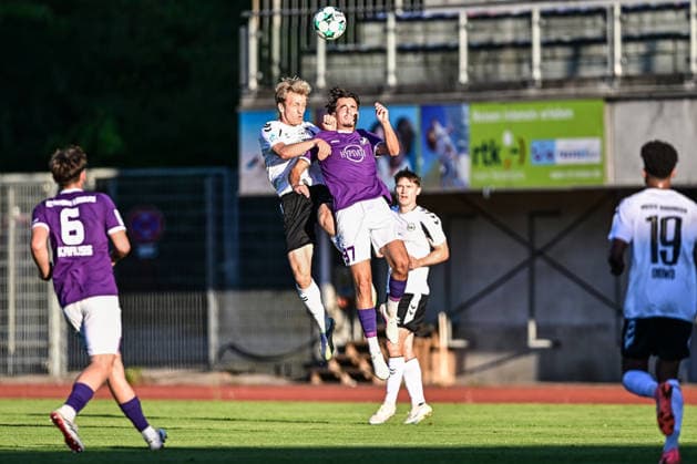 Bavarian Regional League: Wacker Burghausen vs. TSV Schwaben Augsburg, Burghausen, August 14, 2026; Heading duel in the glaring light: Adrian Hofherr (SV Wacker Burghausen), 18, Burghausen, August 14, 2026 Matchday 4 of the Bavarian Regional League: Wacker Burghausen vs. TSV Schwaben Augsburg, Burghausen, Flatbuy Stadium Copyright: xBEAUTIFULxSPORTS Märklx