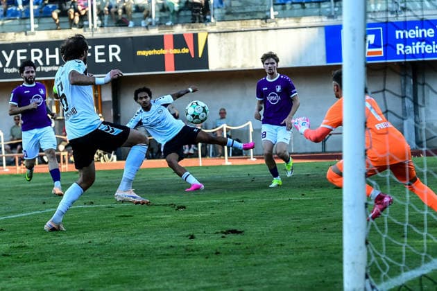 Bavarian Regional League: Wacker Burghausen vs. TSV Schwaben Augsburg, Burghausen, August 14, 2026. A dangerous situation in front of Maximilian Reil s goal for TSV Schwaben Augsburg, 1; the ball from Noah Shawn Agbaje of SV Wacker Burghausen, No. 10, narrowly misses the goal, Burghausen, August 14, 2026 Matchday 4 of the Bavarian Regional League: Wacker Burghausen vs. TSV Schwaben Augsburg, Burghausen, Flatbuy Stadium Copyright: xBEAUTIFULxSPORTS Märklx