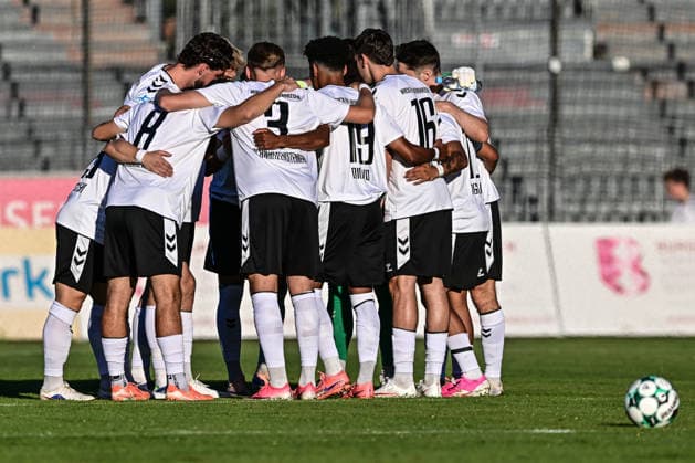 Bavarian Regional League: Wacker Burghausen vs. TSV Schwaben Augsburg, Burghausen, August 14, 2026. The Burghausen players gather before the start of the match against Schwaben Augsburg, Burghausen, August 14, 2026 Matchday 4 of the Bavarian Regional League: Wacker Burghausen vs. TSV Schwaben Augsburg, Burghausen, Flatbuy Stadium Copyright: xBEAUTIFULxSPORTS Märklx