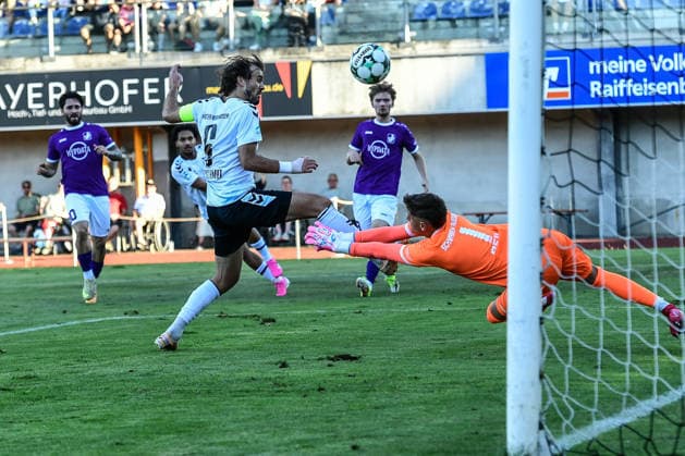 Bavarian Regional League: Wacker Burghausen vs. TSV Schwaben Augsburg, Burghausen, August 14, 2026. Noah Shawn Agbaje (SV Wacker Burghausen), No. 10, narrowly misses the goal defended by Maximilian Reil (TSV Schwaben Augsburg), 1 Captain Felix Bachschmid of SV Wacker Burghausen, 6, is unable to intervene, Burghausen, August 14, 2026 Matchday 4 of the Bavarian Regional League: Wacker Burghausen vs. TSV Schwaben Augsburg, Burghausen, Flatbuy Stadium Copyright: xBEAUTIFULxSPORTS Märklx