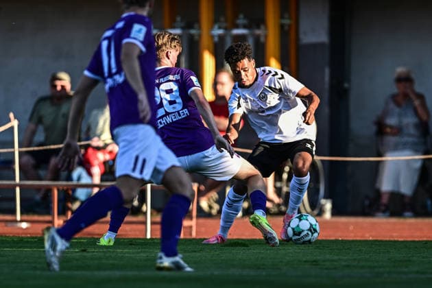 Bavarian Regional League: Wacker Burghausen vs. TSV Schwaben Augsburg, Burghausen, August 14, 2026. Timothee Diowo (SV Wacker Burghausen, 19) battles for the ball against Tristan Eschweiler (TSV Schwaben Augsburg), 28, Burghausen, August 14, 2026 Matchday 4 of the Bavarian Regional League: Wacker Burghausen vs. TSV Schwaben Augsburg, Burghausen, Flatbuy Stadium Copyright: xBEAUTIFULxSPORTS Märklx