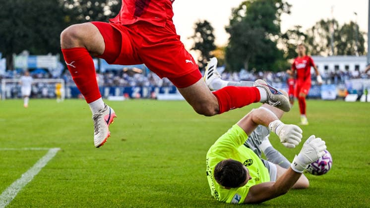August 14, 2026, GER, Soccer, Men s, Bavarian Regional League, FC Memmingen vs. TSV 1860 Munich; Vitus Eicher (Munich), 30, dives in front of Kim Bryan Paschek (Memmingen); 18 Memmingen at ArenaPark, Bavaria, Germany Copyright: xNordphotox xHafnerx