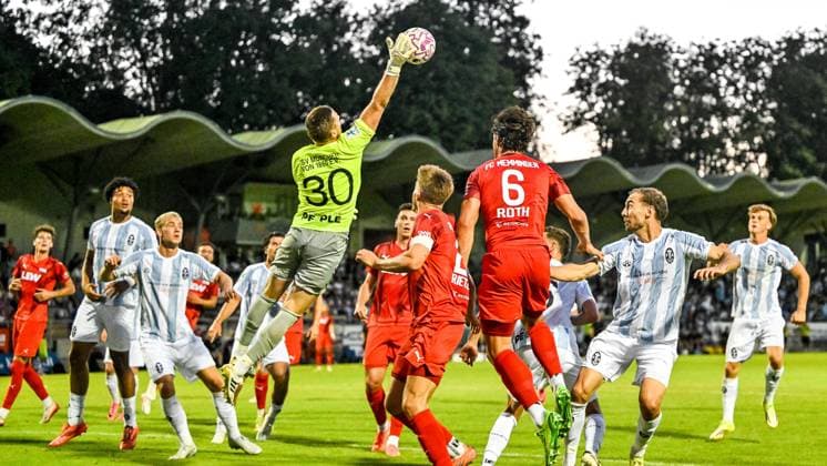 August 14, 2026, GER, Soccer, Men s, Bavarian Regional League, FC Memmingen vs. TSV 1860 Munich; Vitus Eicher, 30, of Munich, is unstoppable on a free kick; Memmingen, ArenaPark, Bavaria, Germany Copyright: xNordphotox xHafnerx