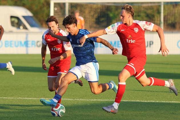 Regionalliga West: FC Schalke 04 U23 vs. Sportfreunde Siegen ** FOR EDITORIAL USE ONLY ** EDITORIAL USE ONLY ** p Soccer Regionalliga West Matchday 3 Friday, August 14, 2026 Location: Parkstadion, Gelsenkirchen FC Schalke 04 II vs. Sportfreunde Siegen Pictured from left: Lucas Cueto (Siegen), Edion Gashi (Schalke U23), and Tom Gutsch (Siegen), Germany, Gelsenkirchen. Copyright StefanxRittershaus Copyright: StefanxRittershaus doc875r213vlir25g0cfq2 ,EDITORIAL USE ONLY Copyright: StefanxRittershaus