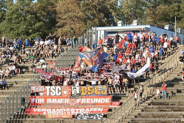 Regionalliga West: FC Schalke 04 U23 vs. Sportfreunde Siegen ** FOR EDITORIAL USE ONLY ** EDITORIAL USE ONLY ** p Soccer Regionalliga West Matchday 3 Friday, August 14, 2026 Location: Parkstadion, Gelsenkirchen FC Schalke 04 II vs. Sportfreunde Siegen Pictured: Sportfreunde Siegen fans at the Parkstadion, Gelsenkirchen, Germany Copyright StefanxRittershaus Copyright: StefanxRittershaus doc875r4slods7ix4iel96 ,EDITORIAL USE ONLY Copyright: StefanxRittershaus