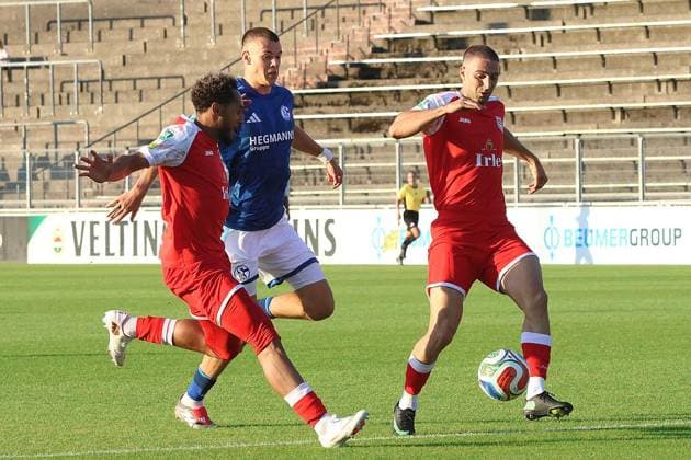 Regionalliga West FC Schalke 04 U23 Sportfreunde Siegen ** FOR EDITORIAL PURPOSES ONLY ** EDITORIAL USE ONLY ** p Soccer Regionalliga West Matchday 3 Friday, August 14, 2026 Location: Parkstadion, Gelsenkirchen FC Schalke 04 II vs. Sportfreunde Siegen Pictured from left: Kevin Goden (Siegen), Magnus Roesner (S04 II), and Serhat Semih Gueler (Siegen) Germany, Gelsenkirchen Copyright StefanxRittershaus Copyright: StefanxRittershaus doc875r4sm6srkmuyd9l0k ,EDITORIAL USE ONLY Copyright: StefanxRittershaus