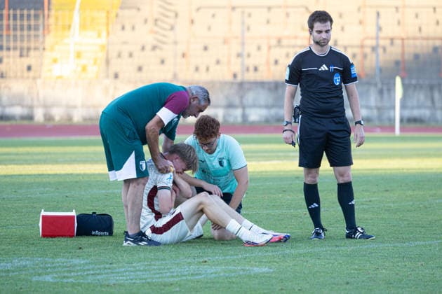 Injury to Tom Bader (FC Augsburg II, No. 26), with Dr. Albert Walter (team physician for FC Augsburg II); Referee: Marcel Krauß (FC Augsburg U23 vs. DJK Vilzing); Matchday 4; Final score: 3–1; Bavarian Regional League, 2026–2027 season,