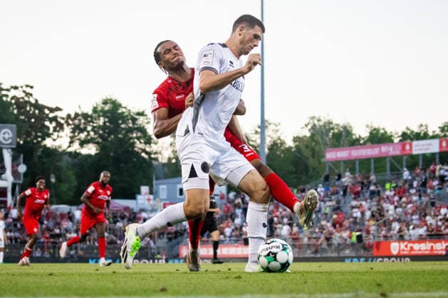 Soccer, 3rd Division: Würzburger Kicker vs. SV Wehen Wiesbaden, August 14, 2026; David Abrangao (Würzburg), Moritz Flotho (SVWW),