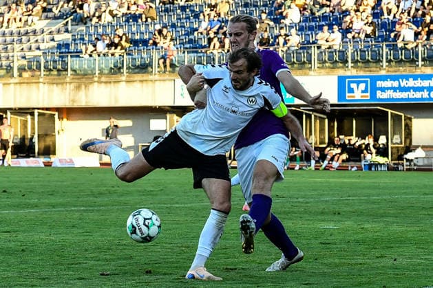 Bavarian Regional League: Wacker Burghausen vs. TSV Schwaben Augsburg, Burghausen, August 14, 2026. A fierce duel between Felix Bachschmid of SV Wacker Burghausen (No. 6) and Rasmus Fackler of TSV Schwaben Augsburg (No. 11) near the penalty area, Burghausen, August 14, 2026, Matchday 4 of the Bavarian Regional League: Wacker Burghausen vs. TSV Schwaben Augsburg, Burghausen, Flatbuy Stadium Copyright: xBEAUTIFULxSPORTS Märklx