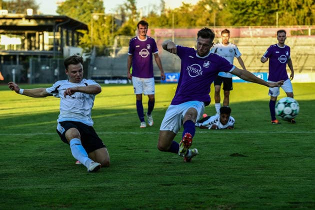 Bavarian Regional League: Wacker Burghausen vs. TSV Schwaben Augsburg, Burghausen, August 14, 2026. Jannis Turtschan (SV Wacker Burghausen), No. 23, crosses the ball, Dennis Ruisinger (TSV Schwaben Augsburg), No. 5 on defense, Burghausen, August 14, 2026 Matchday 4 of the Bavarian Regional League: Wacker Burghausen vs. TSV Schwaben Augsburg, Burghausen, Flatbuy Stadium Copyright: xBEAUTIFULxSPORTS Märklx