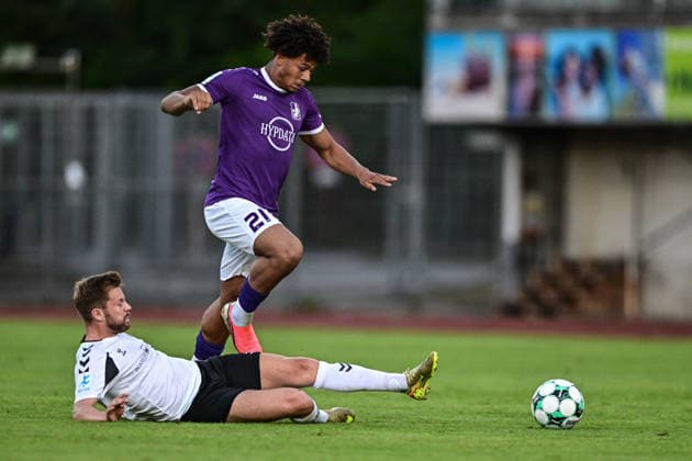 Bavarian Regional League: Wacker Burghausen vs. TSV Schwaben Augsburg, Burghausen, August 14, 2026. Alexander Gordok (SV Wacker Burghausen, No. 7) makes a sliding tackle on Benjamin Omenlo (TSV Schwaben Augsburg), 21, Burghausen, August 14, 2026 Matchday 4 of the Bavarian Regional League: Wacker Burghausen vs. TSV Schwaben Augsburg, Burghausen, Flatbuy Stadium Copyright: xBEAUTIFULxSPORTS Märklx
