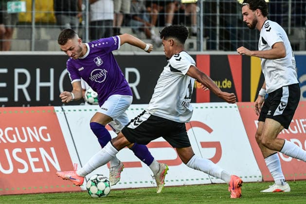 Bavarian Regional League: Wacker Burghausen vs. TSV Schwaben Augsburg, Burghausen, August 14, 2026. Lukas Ramser (TSV Schwaben Augsburg, No. 10) and Timothee Diowo (SV Wacker Burghausen, No. 19) battle for the ball, Burghausen, August 14, 2026, Matchday 4 of the Bavarian Regional League: Wacker Burghausen vs. TSV Schwaben Augsburg, Burghausen, Flatbuy Stadium Copyright: xBEAUTIFULxSPORTS Märklx