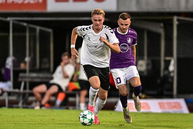 Bavarian Regional League: Wacker Burghausen vs. TSV Schwaben Augsburg, Burghausen, August 14, 2026—Benedikt Schwarzensteiner (SV Wacker Burghausen, No. 3) and Lukas Ramser (TSV Schwaben Augsburg, No. 10) battle for the ball, Burghausen, August 14, 2026, Matchday 4 of the Bavarian Regional League: Wacker Burghausen vs. TSV Schwaben Augsburg, Burghausen, Flatbuy Stadium Copyright: xBEAUTIFULxSPORTS Märklx