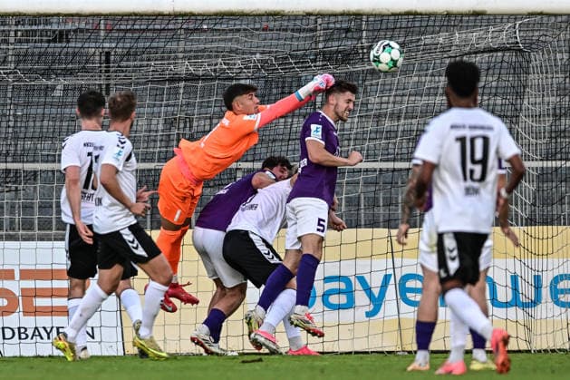 Bavarian Regional League: Wacker Burghausen vs. TSV Schwaben Augsburg, Burghausen, August 14, 2026; Maximilian Reil, TSV Schwaben Augsburg, 1, making a fist save on a corner kick, Burghausen, August 14, 2026, Matchday 4 of the Bavarian Regional League, Wacker Burghausen vs. TSV Schwaben Augsburg, Burghausen, Flatbuy Stadium Copyright: xBEAUTIFULxSPORTS Märklx