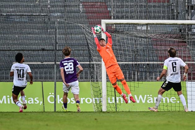 Bavarian Regional League: Wacker Burghausen vs. TSV Schwaben Augsburg, Burghausen, August 14, 2026. Maximilian Reil (TSV Schwaben Augsburg) takes control of the air, 1 catches the ball securely, Burghausen, August 14, 2026 Matchday 4 of the Bavarian Regional League, Wacker Burghausen vs. TSV Schwaben Augsburg, Burghausen, Flatbuy Stadium Copyright: xBEAUTIFULxSPORTS Märklx