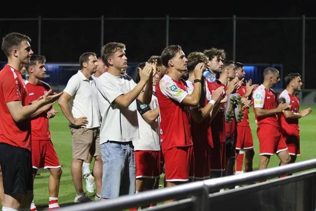 Regionalliga West FC Schalke 04 U23 Sportfreunde Siegen ** FOR EDITORIAL PURPOSES ONLY ** EDITORIAL USE ONLY ** p Soccer Regionalliga West Matchday 3 Friday, August 14, 2026 Venue: Parkstadion, Gelsenkirchen FC Schalke 04 II vs. Sportfreunde Siegen In the photo: The Sportfreunde Siegen team thanks the fans; in the center are Dustin Willms and Jan Luca Rumpf Germany Gelsenkirchen Copyright StefanxRittershaus Copyright: StefanxRittershaus doc875siqp4eeb9imeoiil ,EDITORIAL USE ONLY Copyright: StefanxRittershaus