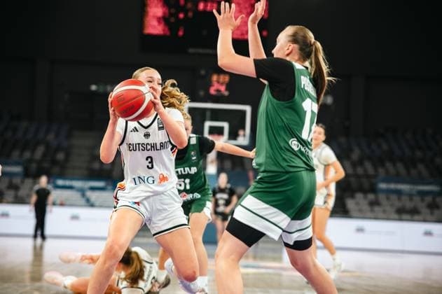 Matilda Blanarik 3 of the Prototype Cup Germany 2025 fights her way through the defense of Auguste Pusinskaite 17 of Lithuania at the Pitesti Arena. In the background, another Lithuanian player wearing number 51 can be seen. Matilda Blanarik 3 of the Prototype Cup Germany 2025 in a duel with Auguste Pusinskaite (No. 17, Lithuania) Copyright: xJoelxKruehlerx