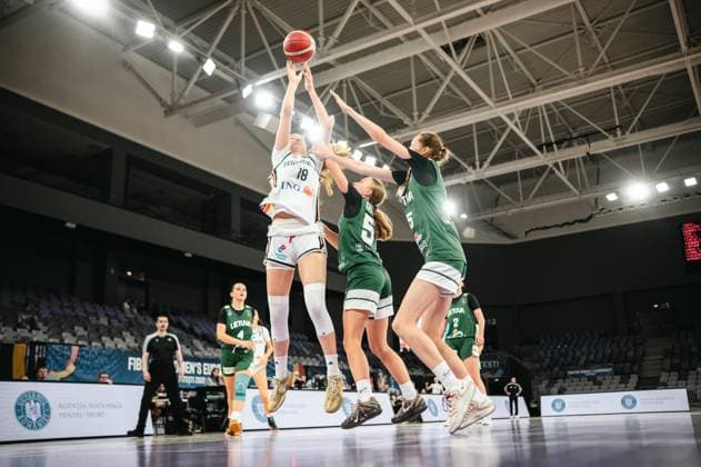Nele Prowaznik 18 Prototype Cup Germany 2025 jumps high to shoot a layup and is blocked by two Lithuanian players. The ball is in the shot, all three players are in the air—an intense moment at the Pitesti Arena. Nele Prowaznik 18, Prototype Cup Germany 2025, battles for the ball against Lithuania Copyright: xJoelxKruehlerx