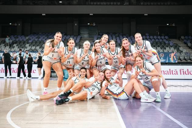 The players of the 2025 Prototype Cup Germany pose together on the court at Pitesti Arena in Romania for a team photo. They’re all making victory signs and smiling at the camera. 2025 Prototype Cup Germany – Team photo with victory poses at Pitesti Arena Copyright: xJoelxKruehlerx