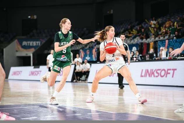 Ella Schrader 9, Prototype Cup Germany 2025, holds onto the ball against the defense of Liepa Gelzinyte 5, Lithuania, at the Pitesti Arena. The German player, with the ball in her hands, looks for a teammate to pass to. Ella Schrader 9, Prototype Cup Germany 2025, in a duelagainst Liepa Gelzinyte 5, Lithuania Copyright: xJoelxKruehlerx