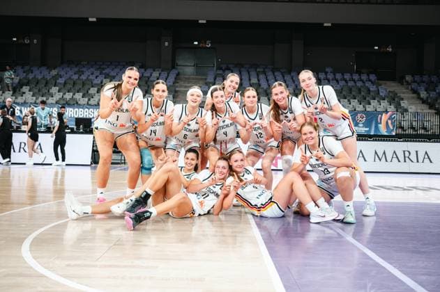 The players of the 2025 Prototype Cup Germany pose together for a team photo on the court at Pitesti Arena. The team strikes victory poses and smiles for the camera. 2025 Prototype Cup Germany – Team photo after the game in Pitesti Copyright: xJoelxKruehlerx