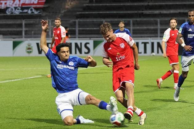 Regionalliga West FC Schalke 04 U23 Sportfreunde Siegen ** FOR EDITORIAL PURPOSES ONLY ** EDITORIAL USE ONLY ** p Soccer Regionalliga West Matchday 3 Friday, August 14, 2026 Location: Parkstadion, Gelsenkirchen FC Schalke 04 II vs. Sportfreunde Siegen Pictured from left: Vincenzo Onofrietti (S04 U23) and Tim Arnold (Sportfreunde Siegen) Germany, Gelsenkirchen Copyright StefanxRittershouse Copyright: StefanxRittershaus doc875szes5efmwwa83l96 ,EDITORIAL USE ONLY Copyright: StefanxRittershaus