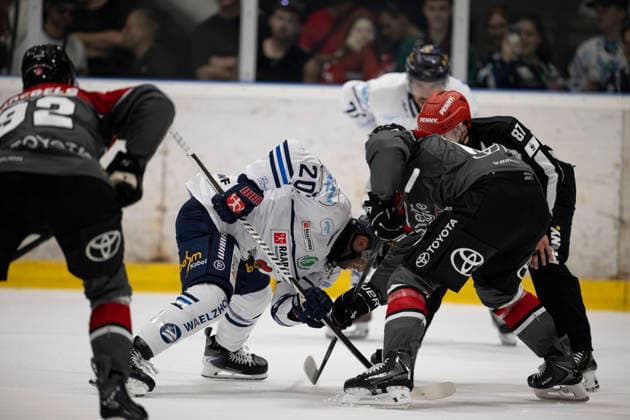 PENNY DEL 1 1 Exhibition Game: Kölner Haie vs. Iserlohn Roosters, Cologne, August 14, 2026; Justin Scott (Iserlohn Roosters, forward, 20); Vincent Brüggemann (linesman), 87 PENNY DEL 1 1 Exhibition Game: Kölner Haie vs. Iserlohn Roosters on August 14, 2026, at KA2 in Cologne, Germany Copyright: xBEAUTIFULxSPORTS AndreasxDickx