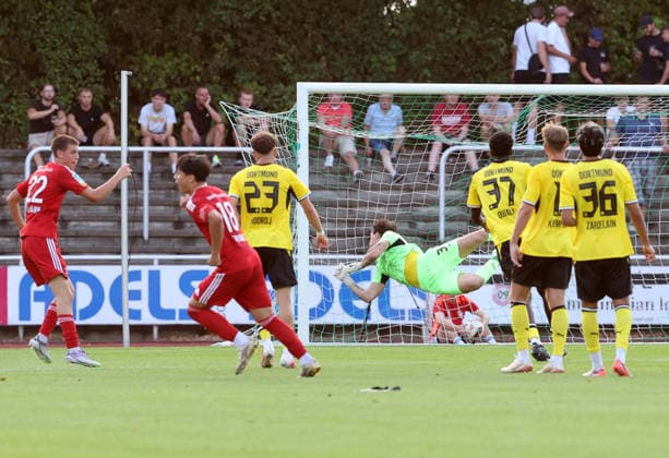 Friday, August 14, 2026, 2026–27 season, Matchday 3 of the Regionalliga West at the Belkaw Arena in Bergisch Gladbach: SV Bergisch Gladbach 09 vs. BVB 09 Borussia Dortmund II. Fabian Fricke of SV 09 scores the 1–0 goal against goalkeeper Silas Osztrinski of BVB II.