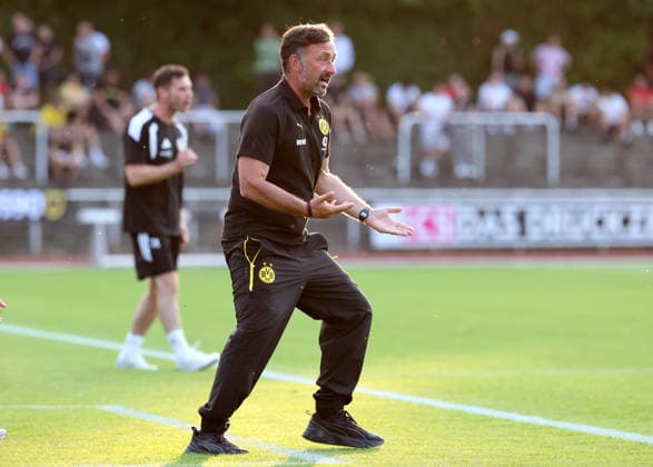 Friday, August 14, 2026, 2026–27 season, Matchday 3 of the Regionalliga West at the Belkaw Arena in Bergisch Gladbach: SV Bergisch Gladbach 09 vs. BVB 09 Borussia Dortmund II; Daniel Rios, coach; BVB II gives instructions to his team