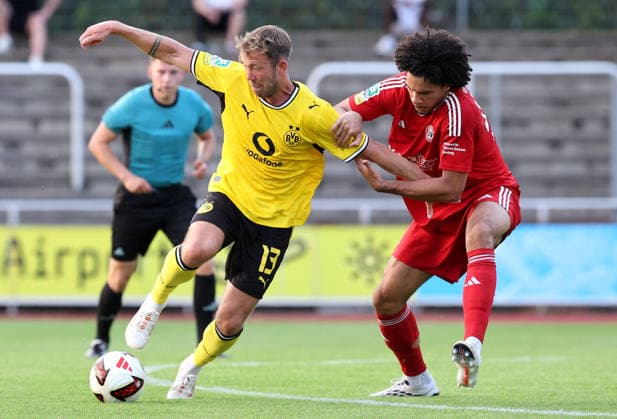 Friday, August 14, 2026, 2026–27 season, Matchday 3 of the Regionalliga West at the Belkaw Arena in Bergisch Gladbach, SV Bergisch Gladbach 09 vs. BVB 09 Borussia Dortmund II, Connor Krempicki (BVB II) vs. Eliot Albert (SV09), from left