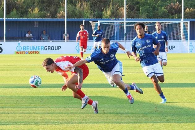 Regionalliga West FC Schalke 04 U23 Sportfreunde Siegen ** FOR EDITORIAL PURPOSES ONLY ** EDITORIAL USE ONLY ** p Soccer Regionalliga West Matchday 3 Friday, August 14, 2026 Location: Parkstadion, Gelsenkirchen FC Schalke 04 II vs. Sportfreunde Siegen Pictured: A tackle from left to right: Dustin Willms (Sportfreunde Siegen), Magnus Roesner (S04 II), and Anton Donkor (S04) Germany, Gelsenkirchen. Copyright StefanxRittershaus Copyright: StefanxRittershaus doc875te5soz3kwglnrfvy ,EDITORIAL USE ONLY Copyright: StefanxRittershaus