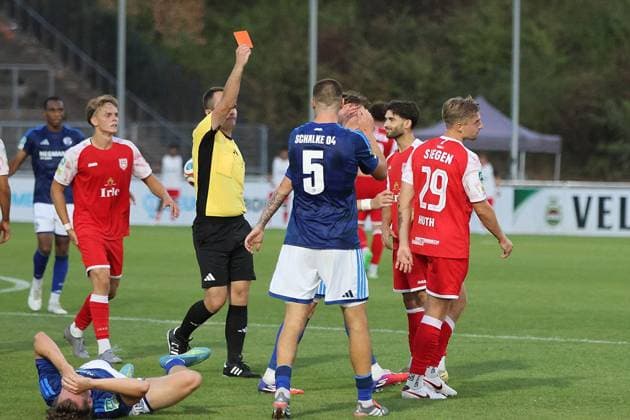 Regionalliga West FC Schalke 04 U23 Sportfreunde Siegen ** FOR EDITORIAL PURPOSES ONLY ** EDITORIAL USE ONLY ** p Soccer Regionalliga West Matchday 3 Friday, August 14, 2026 Location: Parkstadion, Gelsenkirchen FC Schalke 04 II vs. Sportfreunde Siegen In the photo: Referee Jan Philipp Schoeneseiffen shows Elias Huth a red card Germany, Gelsenkirchen Copyright StefanxRittershaus Copyright: StefanxRittershaus doc875te7okoz81djv9ifvg ,EDITORIAL USE ONLY Copyright: StefanxRittershaus