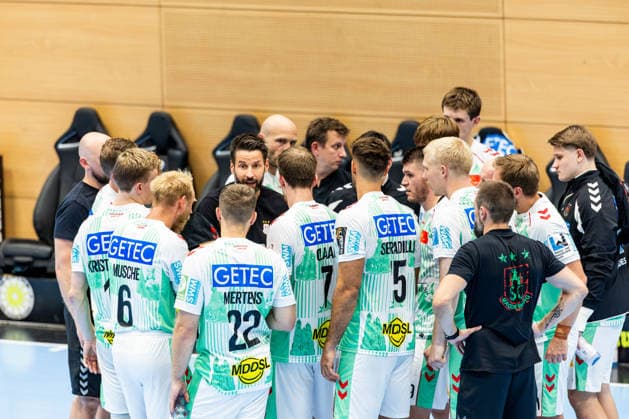 August 14, 2026, GER, Handball, Men, Season 26–27, Wartburg Cup presented by Koetter Security, SC Magdeburg vs. TBV Lemgo Lippe, Bennet Wiegert of SC Magdeburg with his team during a timeout, TimeOut 99817, Eisenach, Werner Assmann Hall, Am Sportp, Thuringia, Germany