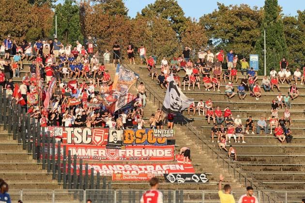 Regionalliga West: FC Schalke 04 U23 vs. Sportfreunde Siegen ** FOR EDITORIAL USE ONLY ** EDITORIAL USE ONLY ** p Soccer Regionalliga West Matchday 3 Friday, August 14, 2026 Location: Parkstadion, Gelsenkirchen FC Schalke 04 II vs. Sportfreunde Siegen Pictured: Sportfreunde Siegen fans at the Parkstadion, Gelsenkirchen, Germany Copyright StefanxRittershaus Copyright: StefanxRittershaus doc875twojgggi1077dzl85 ,EDITORIAL USE ONLY Copyright: StefanxRittershaus