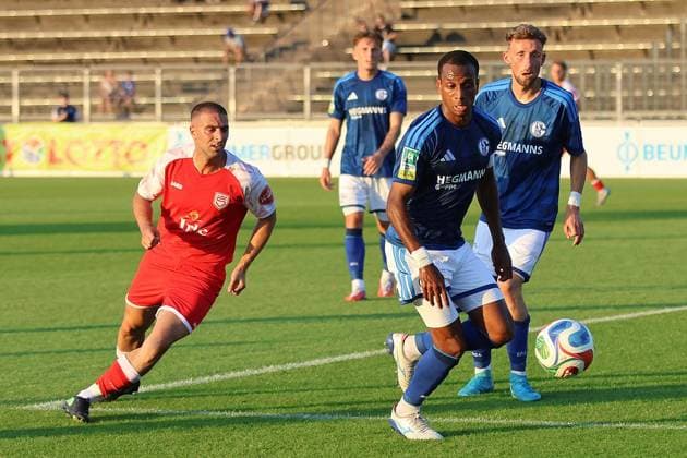 Regionalliga West FC Schalke 04 U23 Sportfreunde Siegen ** FOR EDITORIAL PURPOSES ONLY ** EDITORIAL USE ONLY ** p Soccer Regionalliga West Matchday 3 Friday, August 14, 2026 Location: Parkstadion, Gelsenkirchen FC Schalke 04 II vs. Sportfreunde Siegen Pictured from left: Serhat, Semih, Güler (Sportfreunde Siegen) and, with the ball, Yassin Ben Balla (S04 II) Germany, Gelsenkirchen Copyright StefanxRittershaus Copyright: StefanxRittershaus doc875twp1ax1l10jjyaorb ,EDITORIAL USE ONLY Copyright: StefanxRittershaus