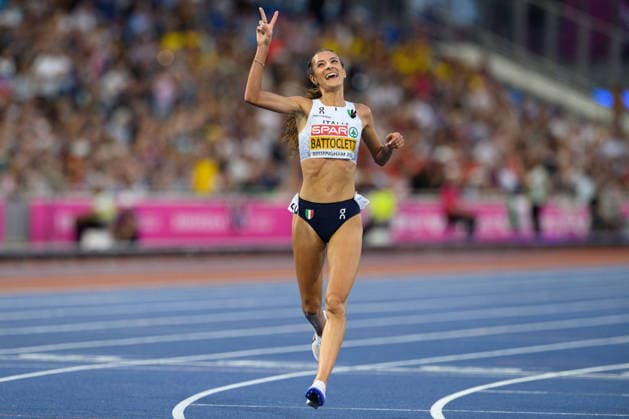 BIRMINGHAM, GREAT BRITAIN - August 14: Nadia Battocletti (Italy) showing two fingers after crossing the finish line during the 10000 metres run during the European Athletics Championships 2026 at Alexander Stadium in Birmingham, Great Britain (Photo by Sven Beyrich Sports Press Photo) Copyright: xSvenxBeyrich SportsxPressxPhotox Sportspressphoto_SPR206495