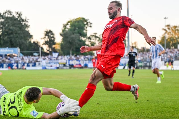 August 14, 2026, GER, Soccer, Men s, Bavarian Regional League, FC Memmingen vs. TSV 1860 Munich; Vitus Eicher (Munich), 30, dives in front of Kim Bryan Paschek (Memmingen); 18 Memmingen at ArenaPark, Bavaria, Germany Copyright: xNordphotox xHafnerx