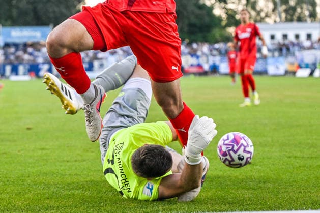 August 14, 2026, GER, Soccer, Men s, Bavarian Regional League, FC Memmingen vs. TSV 1860 Munich; Vitus Eicher (Munich), 30, dives in front of Kim Bryan Paschek (Memmingen); 18 Memmingen at ArenaPark, Bavaria, Germany Copyright: xNordphotox xHafnerx
