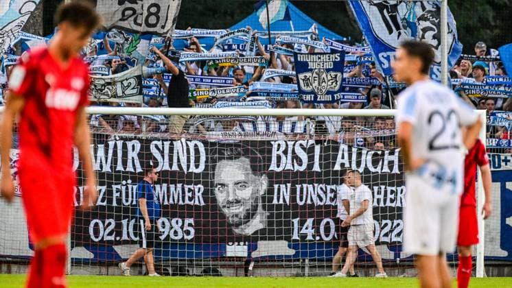 August 14, 2026, GER, Soccer, Men s, Bavarian Regional League, FC Memmingen vs. TSV 1860 Munich; The Lions fans commemorate a deceased member with a banner; Memmingen, ArenaPark, Bavaria, Germany Copyright: xNordphotox xHafnerx